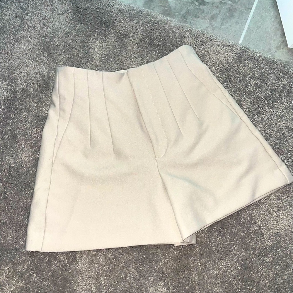 Zara pleated highwasted shorts XS